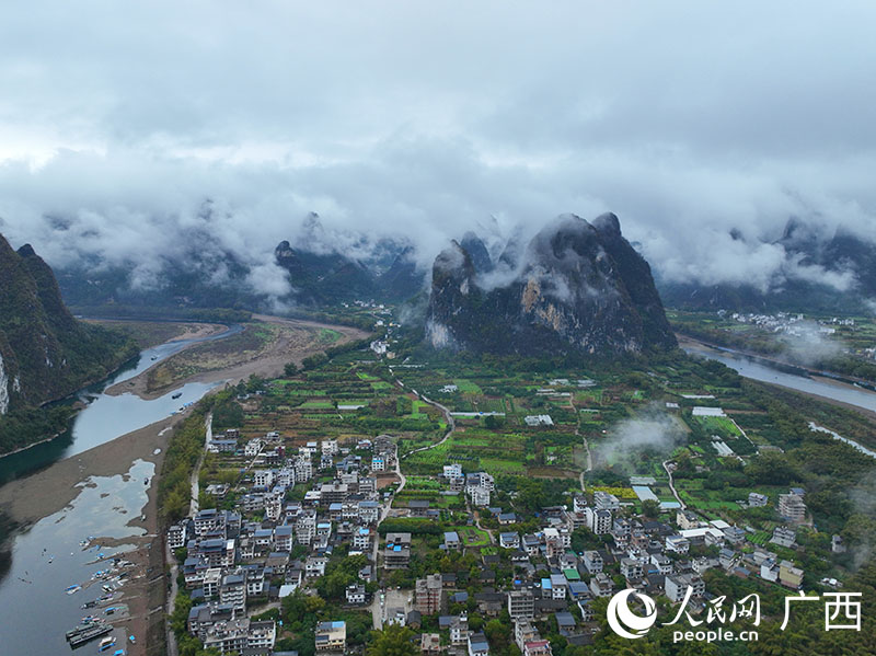 烟雨中的漓江美景。人民网 付华周摄